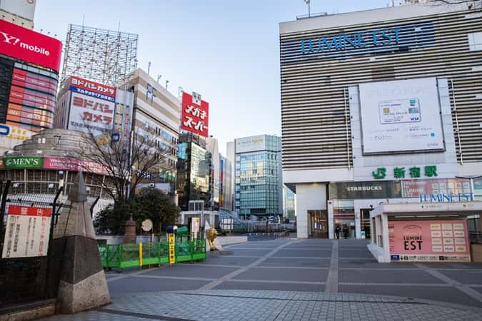 新宿駅直近地区土地区画整理事業工事案内 ハルク前→バス・喫煙所：EV