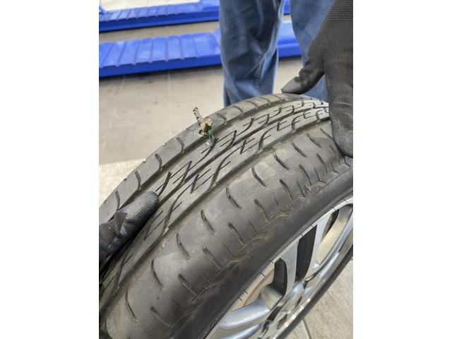 タイヤにボルトが刺さっていた！ 修理ついでにタイヤローテーションもしました。 走行距離95,000kmプジョー3008ブログ