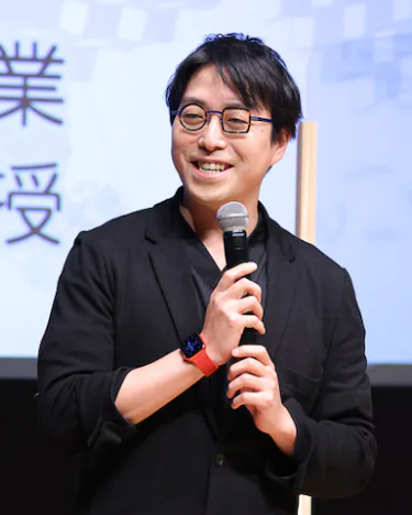 成田悠輔の父親は借金で失踪！実家貧乏で生い立ちが壮絶だった！家族や弟について