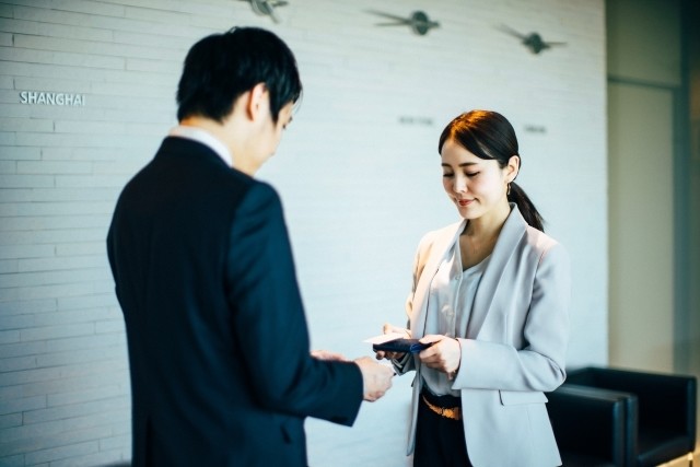 名刺は縦型・横型どっちが人気？選び方とデザインのコツ - ネット印刷は 印刷通販＠グラフィック