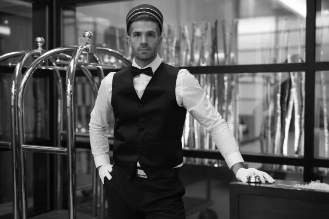 ドアマン のなり方・仕事内容を解説大阪ホテル・観光＆ウェディング専門学校