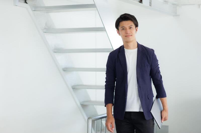 ビジネスカジュアルの装い：ジャケット&パンツ編2「ネイビージャケットとグレースラックスを取り入れたスタイル6選」