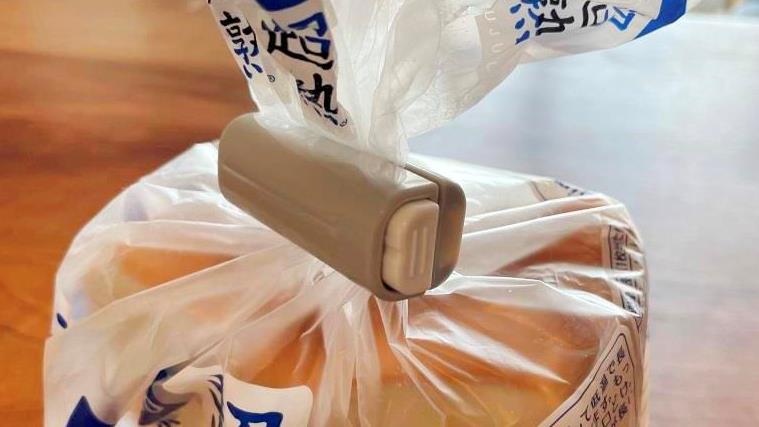 料理研究家がTVで紹介して超話題！ダイソーの「注ぎ口付き袋クリップ」