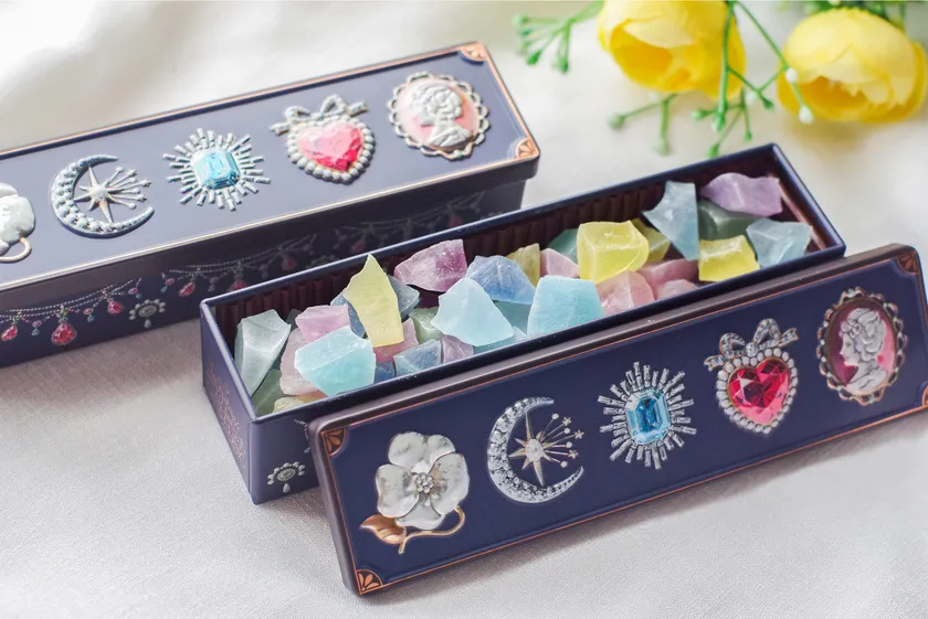 こんにちは。琥珀専門店アクビックスです。 今回は琥珀の魅力をお伝えします💎 琥珀とは、木の樹脂が化石になった「植物生まれの宝石」です。どんな木の樹脂でも琥珀になるわけではなく、非常に貴重な天然宝石です。 当店ではインターナショナルアンバー協会が天然琥珀と