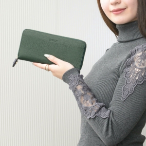 幸せを呼ぶグリーン 緑のレディース財布27選！ハイブランド＆風水の効果や選び方も解説。 - 紳士のシャツ –国産ニットシャツ専門店『ITOHARI』が運営する、シャツ中心のモノ系メディア