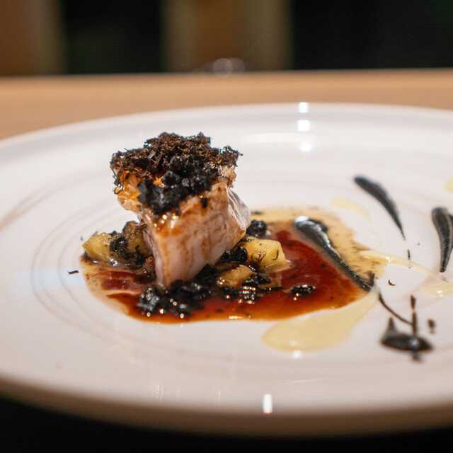 前回タイミングを逃したという方はぜひこの機会に！,2025年10月12日 日 限定販売 , サンプリシテ特製 魚介カレー,日々仕入れる新鮮な魚介の頭や骨など、多彩な部位を丁寧に煮出し、スープ・ド・ポワソンから仕立てた特製魚介カレー。,旨味を余すことなく引き出し、魚介の香りと旨味をまっすぐに閉じ込めました。,素材を大切に使い切る私たちの姿勢が詰まった、サンプリシテならではの一皿です。,