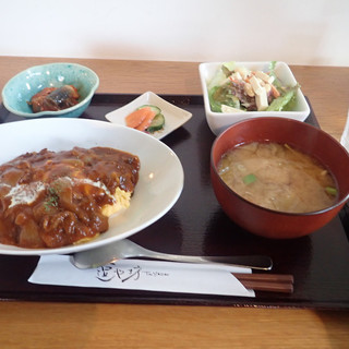 泉ヶ岳のふもとにある逗や坊です 「とうやぼう」と読みます おいしい野菜を中心に丁寧に作られた料理を食べれる良店です おすすめランチ食べました主菜は「豚ヒレ肉の蓮根挟み揚げ」でした 豚ヒレ肉が主役だと思いきや完全に蓮根が主役です 肉厚でコリコリで甘味がある