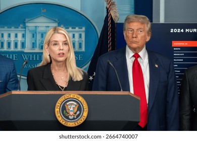 相談に乗る弁護士 男性 のイラスト – フリーイラスト素材集 KuKuKeKe