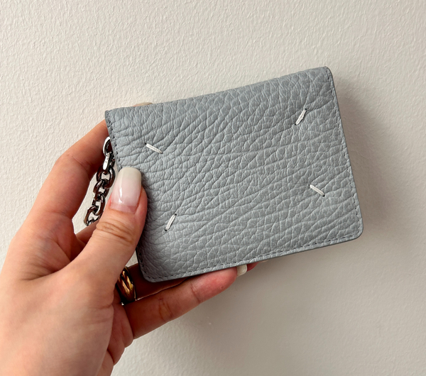 女性新入社員が選ぶべき名刺入れ！失敗しないための5つのポイント -公式 札幌革職人館 ブランド 革小物 コンテンツ