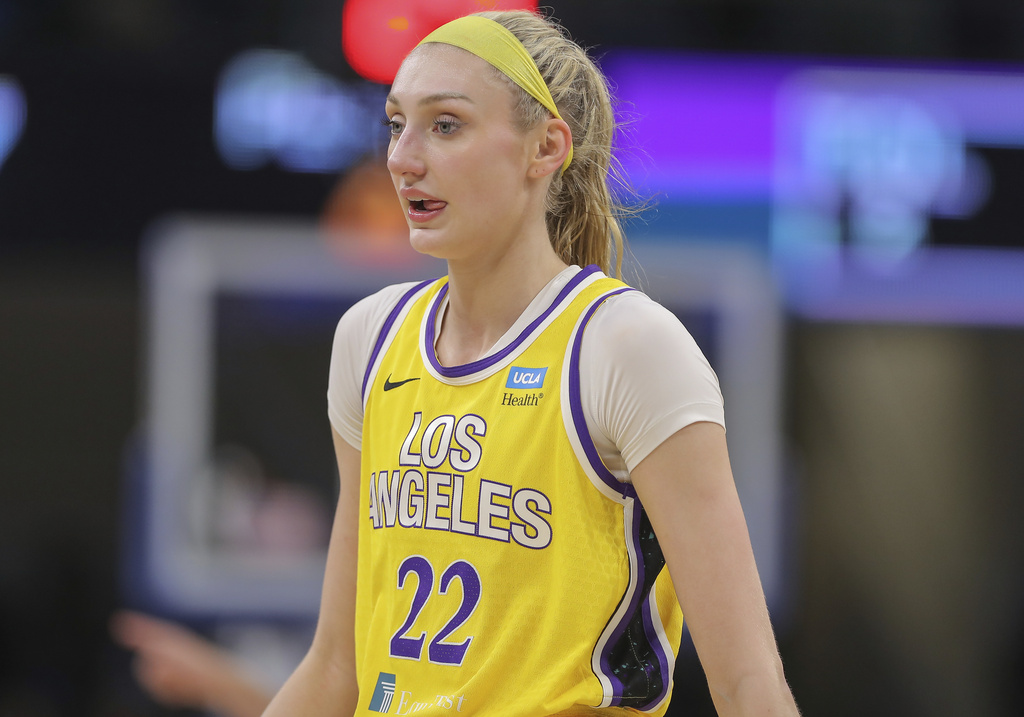 WNBAシーズン開幕直前にリリースされたスキムズの広告キャンペーンには、キャメロン・ブリンクやキャンディス・パーカーといった女子バスケットボールのスターが登場。キム・カーダシアンのシェイプウェアブランドによる最新の動きは、女性のゲームの成長力を反映してい