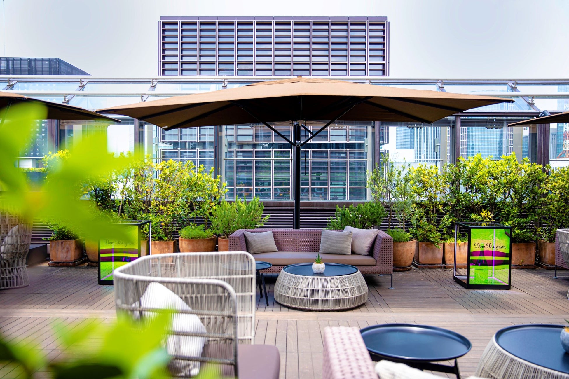 BVLGARI Ginza Tower BVLGARI銀座タワー 設計Architect：清水建設Shimiz Corporation竣工Year：2007 ・ 毎年11月10日前後にブルガリのアイコンセルペンティのイルミネーションが始まります。今年はトレンチコート🧥の出番がないまま、ウールコートの季節に