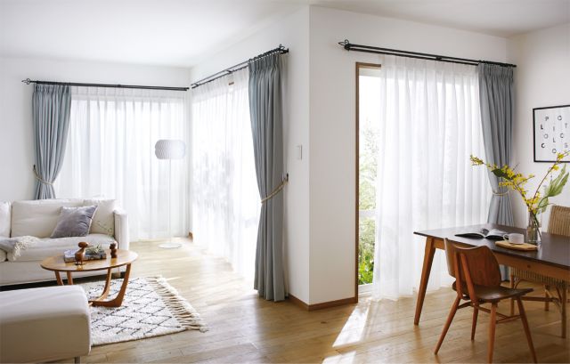 木製建具のコーナー窓。 アプローチとコン - HouseNote