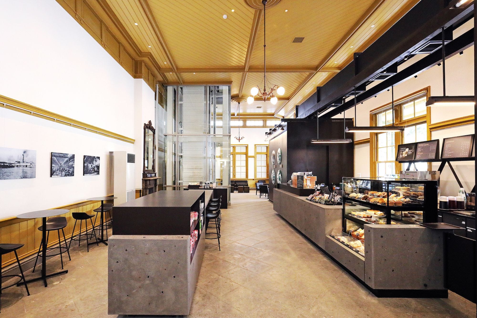 ✩ Reserve丸の内ビル店 丸の内はおしゃれですね✨✨ また行きたい🥰 大手町とか東京駅辺りはビル内にスタバがある店舗多くて、大きいビルから 店舗を探すの慣れない🙃スタバスターバックススターバックスリザーブスタバ好きな人と繋がりたいスタバら部