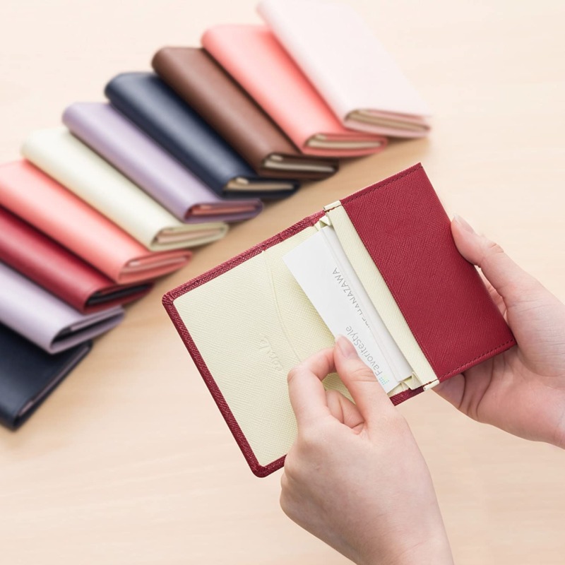 名刺入れ ビジネスマナーとして常識？新入社員の名刺入れは革製品をオススメし