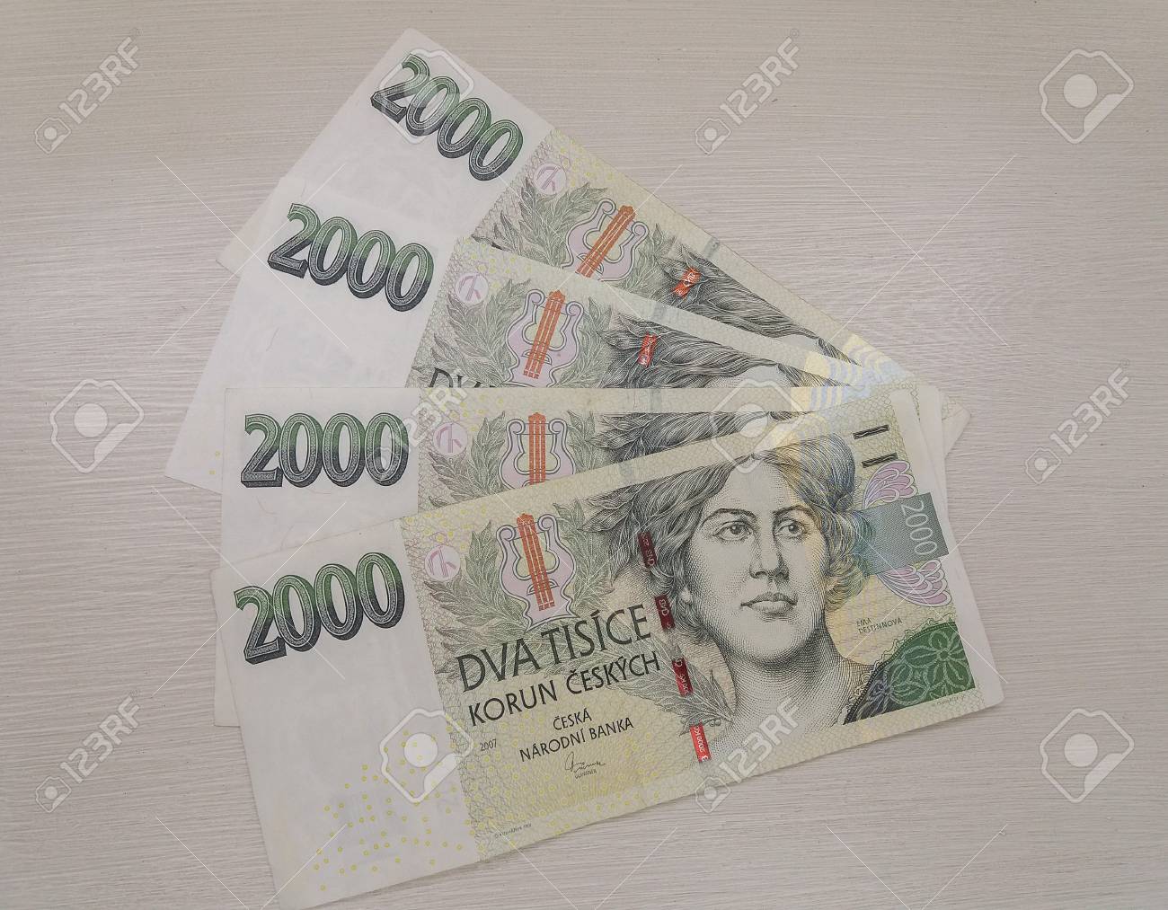 チェコ中銀、外貨準備にビットコイン保有検討 FT報道 - 日本経済新聞