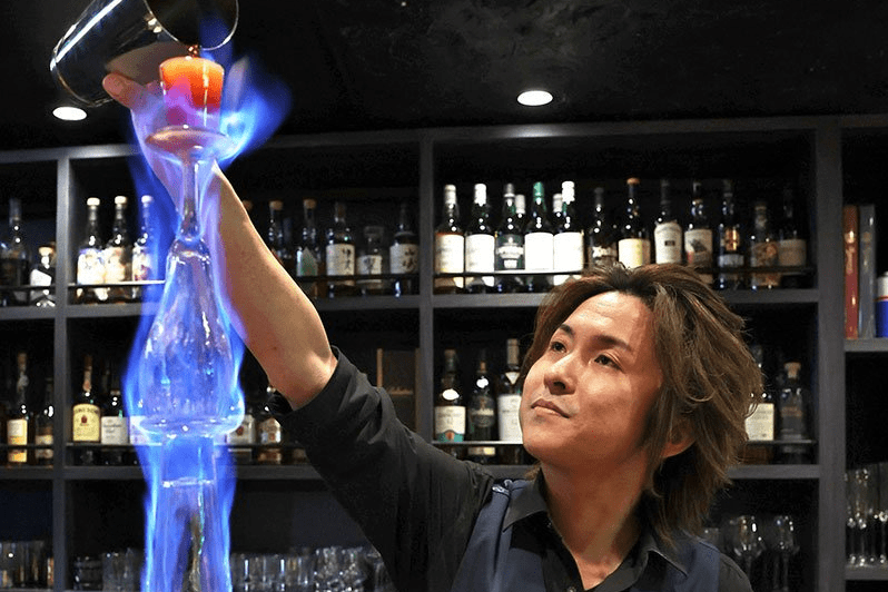 全てのオペレーションが美しすぎる」美人フレアバーテンダー・富田晶子の神技ムービーにファン脱帽！ スポーツブル ｄメニューニュース NTTドコモ