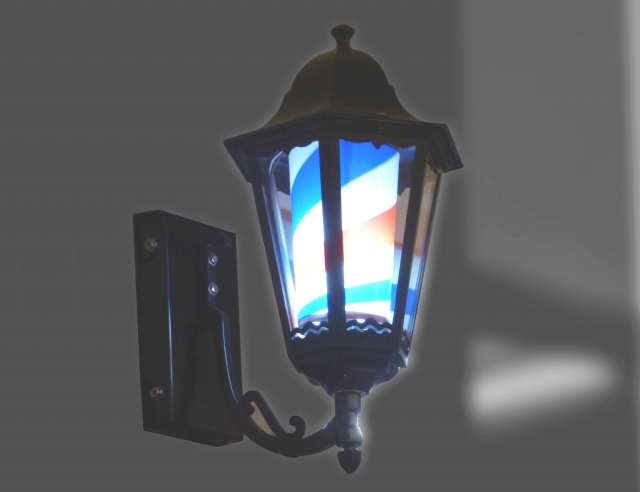 理容室の赤青白のサインポールの由来は？グルグル回ってるあの色には意外な秘密が - サロンセブン