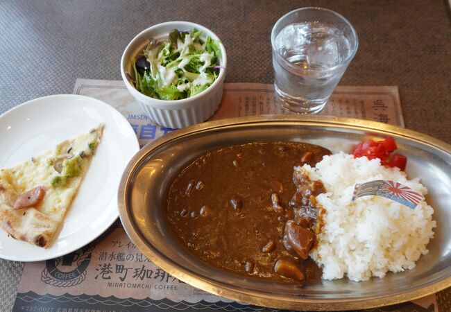 日本で唯一の眺め！潜水艦を見ながら海軍カレーと珈琲を楽しめる喫茶店 - メシコレ