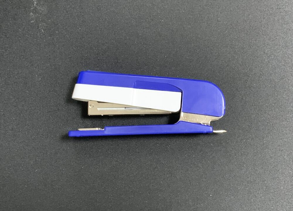 ダイソーのホッチキス！中綴じ用、針なし、コンパクトなステープラーを紹介