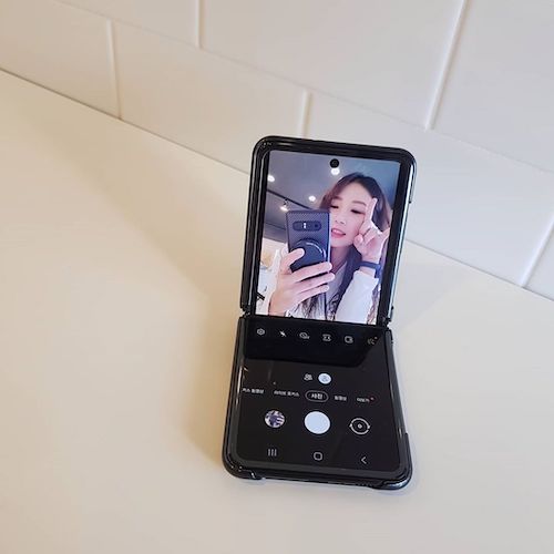 ASCII.jp：やっぱり出てきた「折りたたみスマホ」風の折りたたみケータイ