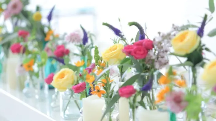 結婚式の会場装花とは?テーブルの演出方法など、装花選びのポイントやトレンドを紹介 – 結婚式準備サイトCORDY コーディ