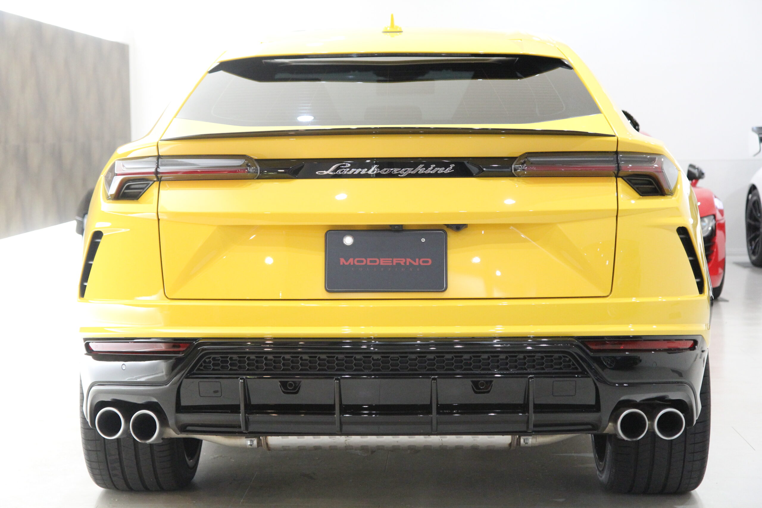 ランボルギーニ ウルスにラッピング リアディフューザー、サイドガーニッシュアクラボヴィッチマフラー取付けカスタムを行いました！！東京都世田谷区Ge3y's株式会社 ジェミーズ 、新車、中古車 、カスタムならお任せください