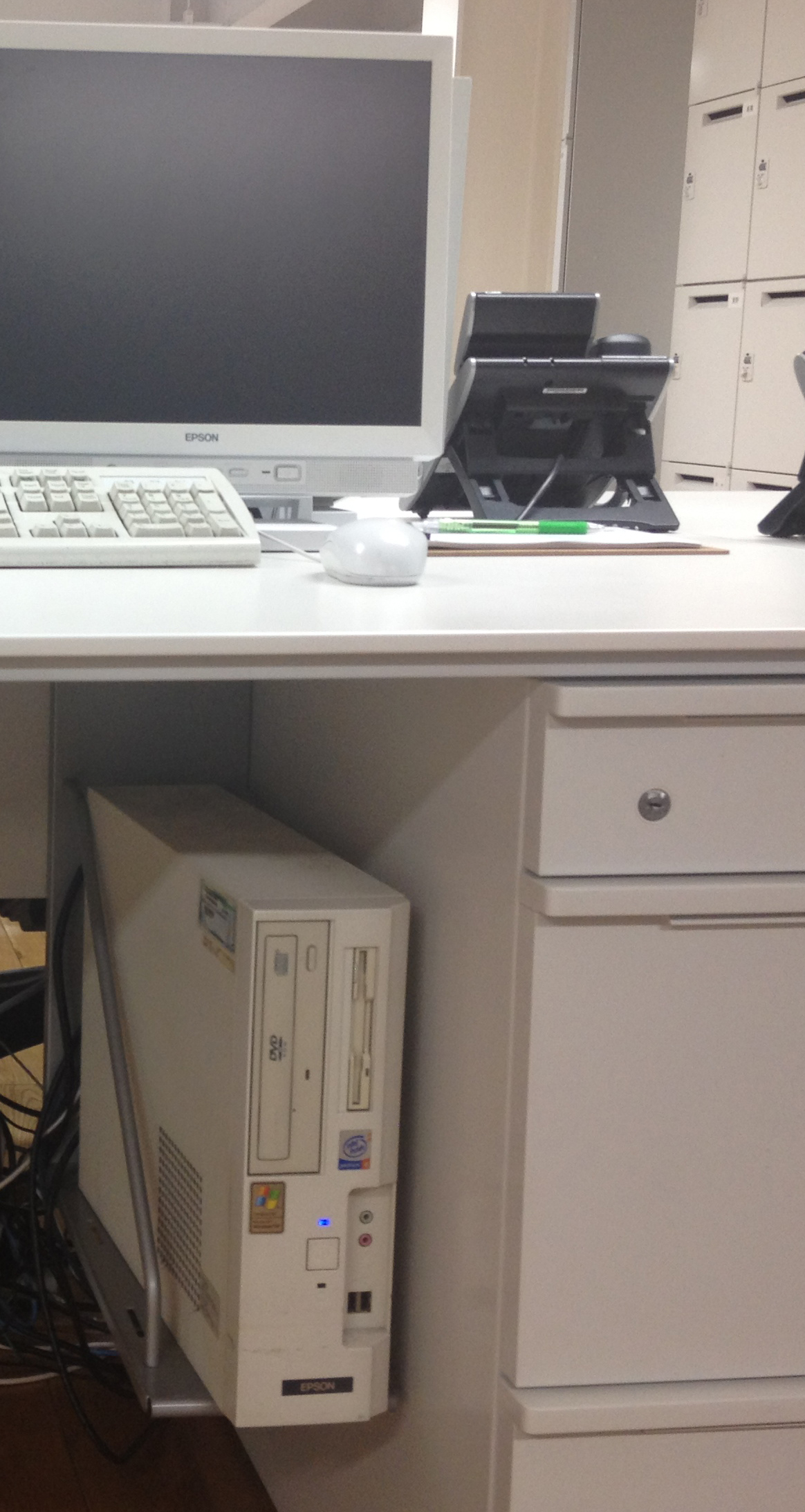 100均グッズでデスク周りを整理 無駄なスペース撲滅 - 日本経済新聞