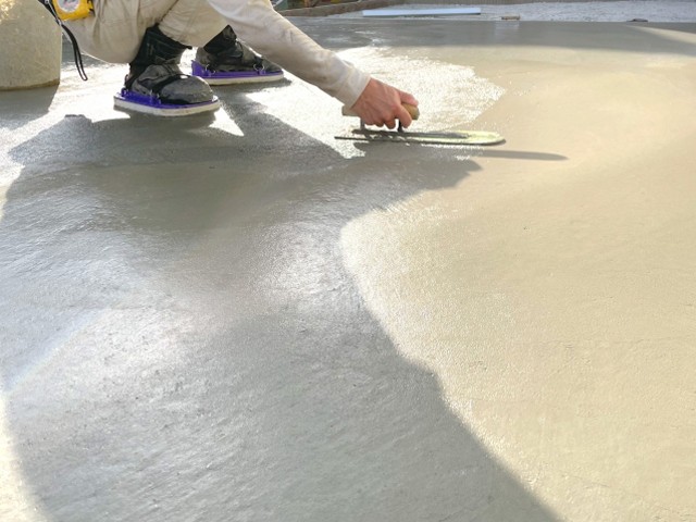 土間コンクリートの仕上げの種類をメリット・デメリットも含めてまとめてみました！ 外構をご検討中の皆様のご参考になりましたら幸いです。土間コンクリート種類刷毛引き仕上げはけびきしあげ金鏝仕上げかなごてしあげ洗い出し仕上げあらいだししあげ