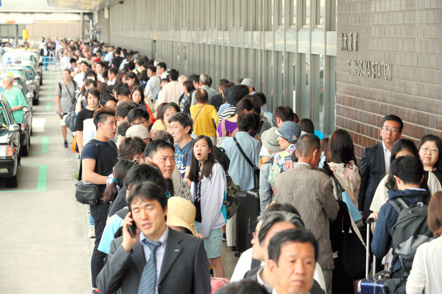 大阪・淀川のタクシー事故、死亡運転手は68歳 巻き込まれ重体の2人はフィリピン国籍親子 - 産経ニュース