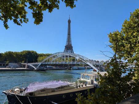 考えるビジネスマンと丸のコピースペースのイラスト素材FYI04763993ストックフォトの Qlean Market キュリンマーケット