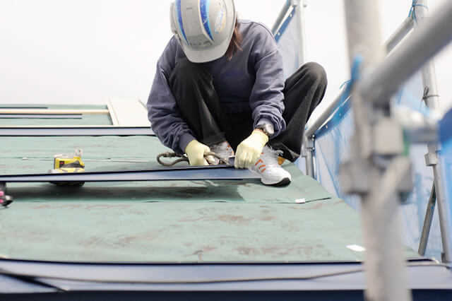 2,000円でできる！穴が空いたトタン屋根のDIY補修