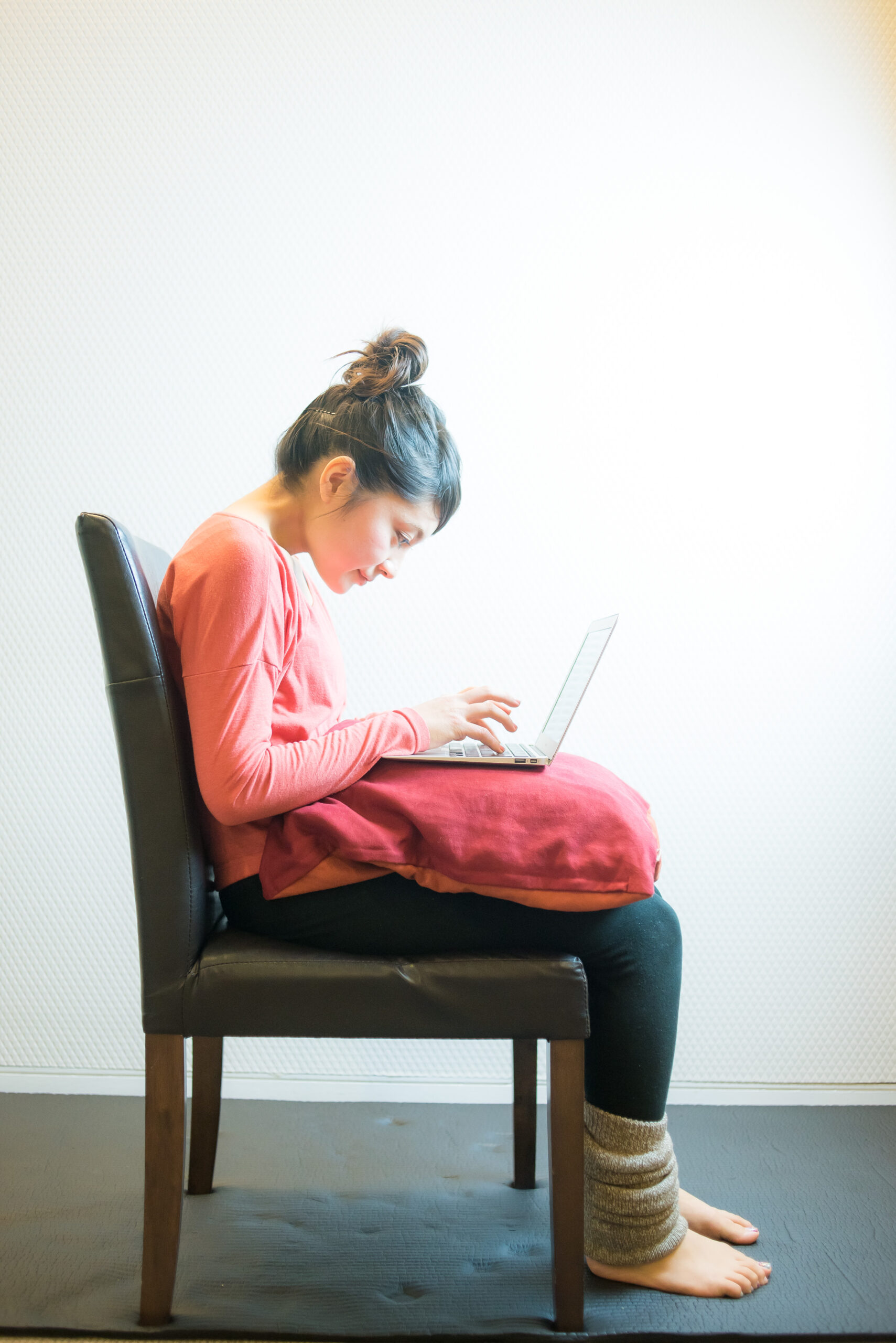 BRILA 低反発素材 マウス&キーボードリストレスト サポートパッドクッションセット コンピュータ ノートパソコン オフィス 仕事 PCゲーム用マッサージ穴デザイン 簡単タイピング 黒，キーボードパッド- メルカリ