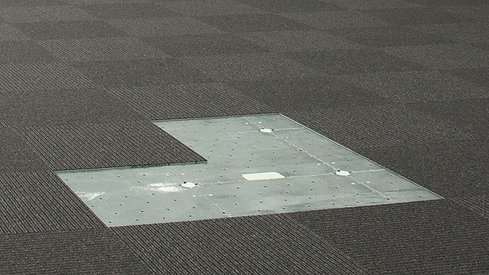 コラム詳細「オフィスの床に露出した配線を床下にスッキリ!」コラム大阪オフィス内装工事はコスモテック 建装事業部