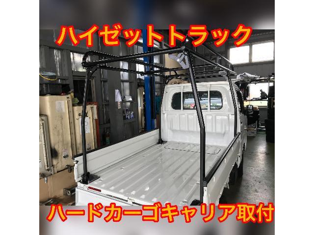 ルーフキャリアはハードカーゴのルーフキャリアをつけています。 どのルーフキャリアをつけるかいろいろ悩みましたが、結論としては大正解でした！😆ハードカーゴのルーフキャリアは長尺物の積載を前提としていてそのままではアウトドアグッズを載せるのは難があり、別売