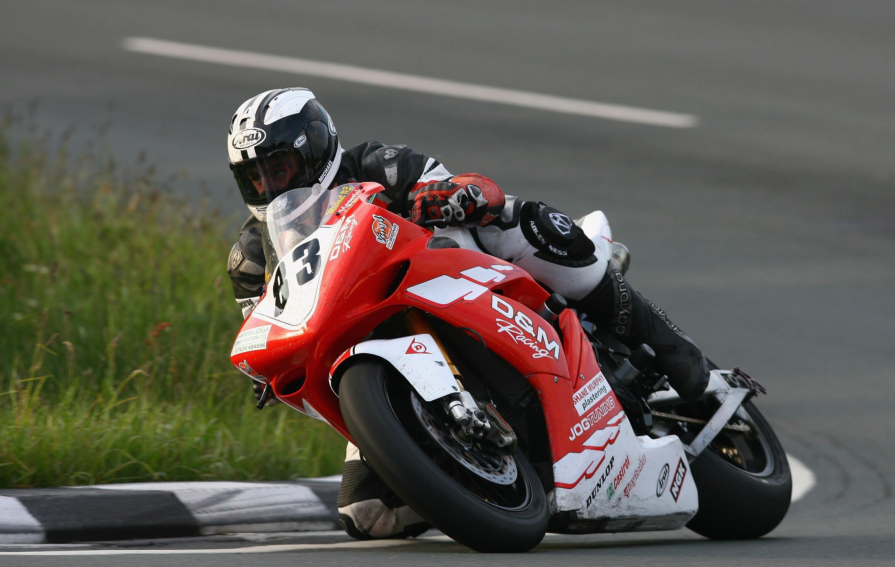 四国にお住まいのお客様よりオーダーいただいたヘルメットのペイント♠️ マイケルダンロップ選手のレプリカで、ホワイトとブラックのシンプルなデザイン。簡単なペイント と思われがちですがこのようにシンプルな程、仕上がりに差が出るのでとても難易度が高いのです