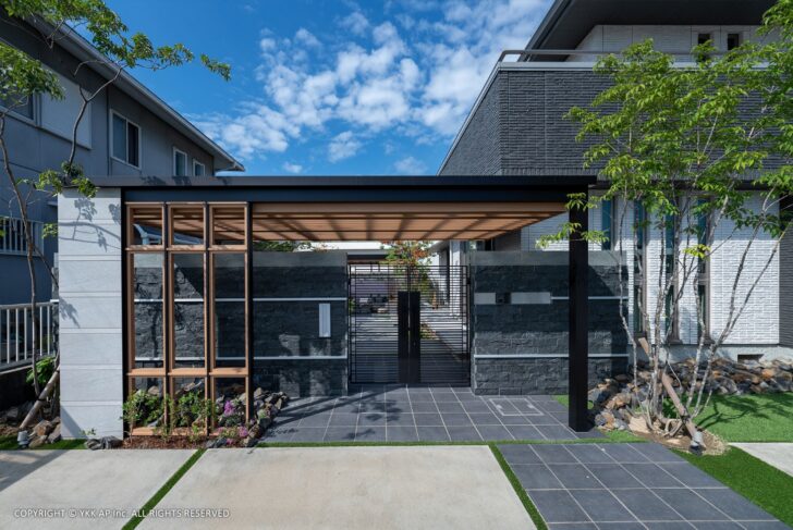 施工事例 カーポート・駐車場 川西市 モコハウスのおしゃれなおうちを引き立てる、建物とテイストを揃えたシンプルナチュラル外構外構工事・ガーデニング・エクステリア神戸・西宮・宝塚・川西・芦屋・三田のフィーリングガーデン