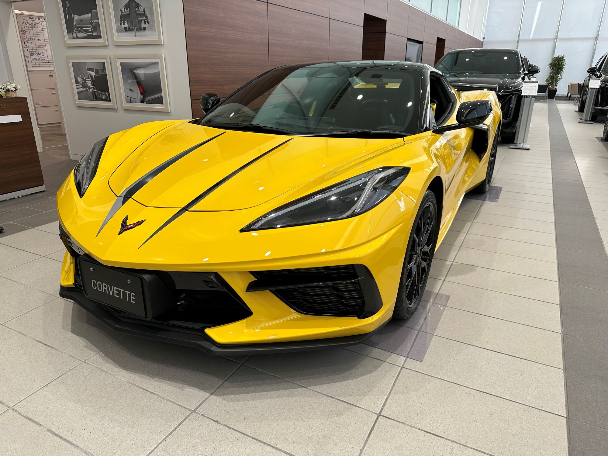 メタリックに輝く特別なイエローを纏ったシボレー・コルベットの日本限定モデルが登場 - カー・アンド・ドライバーonlineCAR andDRIVER