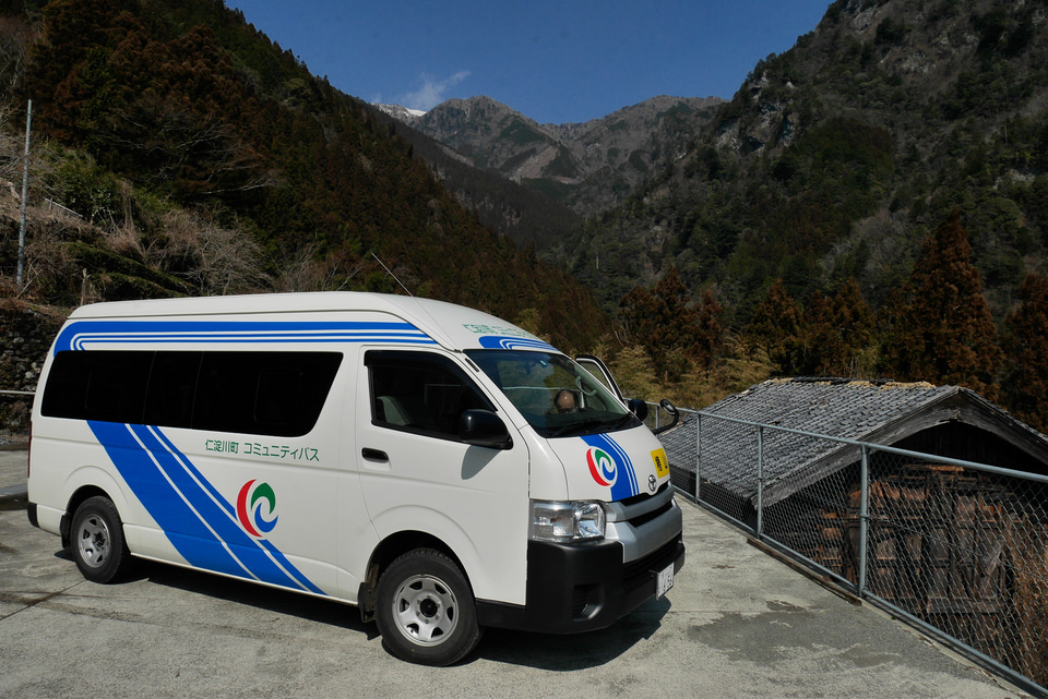 ミツマタの皮むき最盛期 紙幣の原料となるミツマタニュース・ナカ