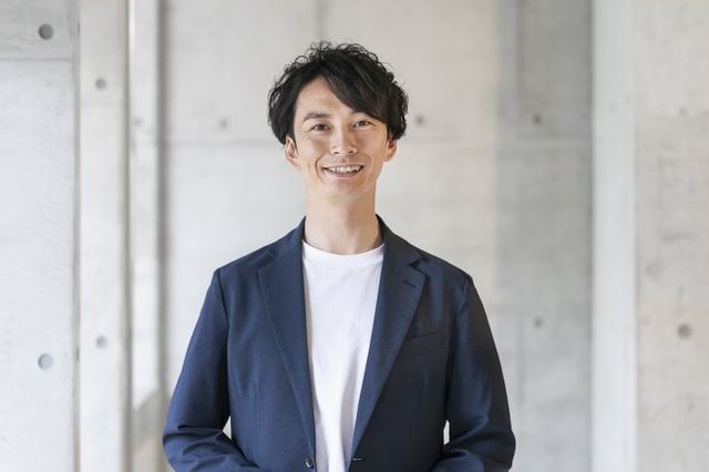 ネイビージャケットのオシャレなメンズの必須アイテム！スタイリスト監修の最新コーデ45選 - AUENオーエン旧DCOLLECTION-30代・40代・50代からのメンズファッション通販 AUEN