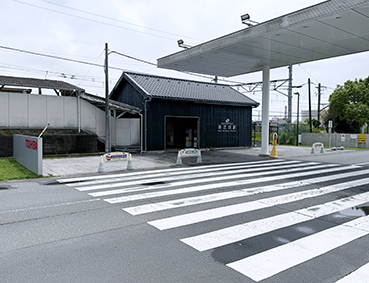 JR東日本 鶴見線 新芝浦駅舎がリニューアル工事を終えて綺麗になりました。 東芝京浜工場撮影許可済📷 木造の可愛い駅舎です。これからの季節、海芝浦支線に乗って海を見に、海芝浦公園で、ピクニックオススメです！ ゴミは持ち帰りましょう！ 新芝浦駅ホームも、旭運河