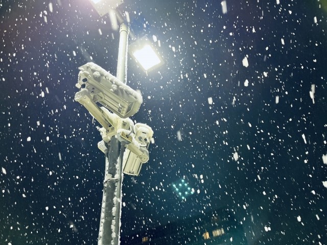 黒い背景に頭を回転させる白いセキュリティカメライラスト素材透過、PNGフリー画像ダウンロード - Pngtree