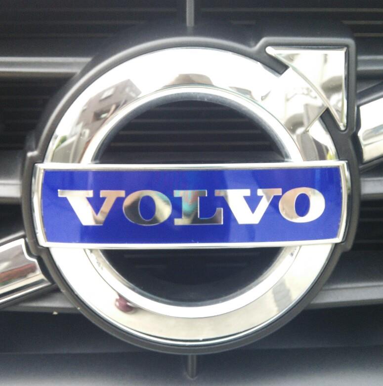 フロントグリルに装着されているボルボエンブレムボルボ専門店コクスン