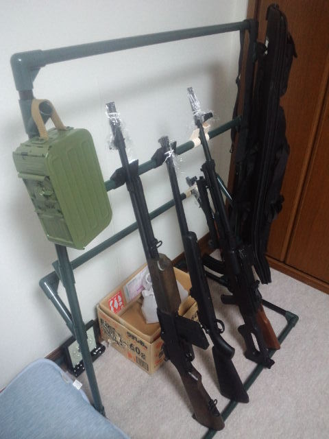突っ張り棒と金網を使って、壁掛けのガンラックを作ってみたエボログ