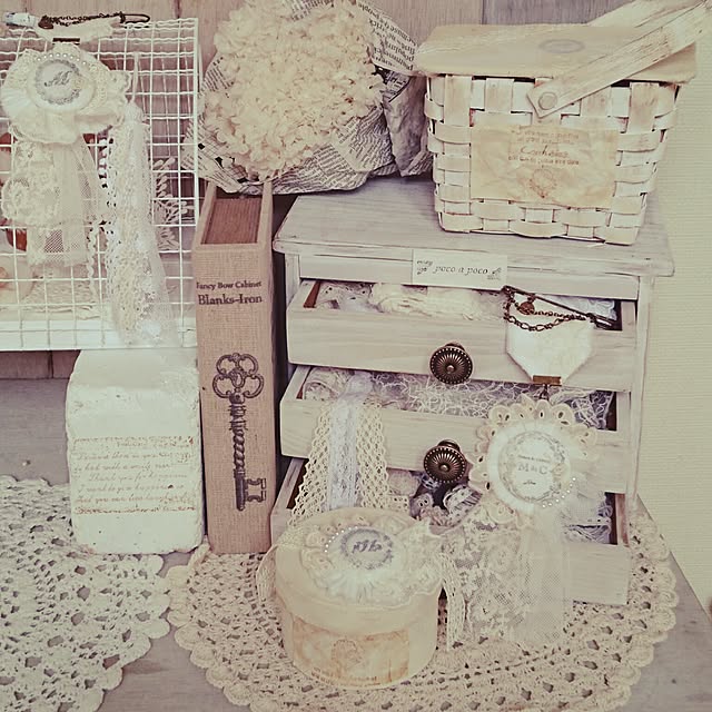 リメイク小物 蓋つきガムテープの芯×セロテープの芯 でリメイク小物完成♪ 蓋つきなので、収納やティータイムでも活躍します‼︎ . 蓋をあけると豆いちさんのマメチョコ入り‼︎ 蓋をあけるとタキコおやつ実験室 さんのクッキー入り‼︎アイシングクッキーは