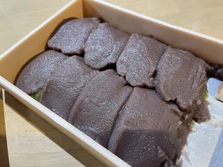 春木春陽堂。, 姫餅、よもぎ大福。, 1年のうちで1ケ月も営業しないレアすぎるお店 ￣∇￣ , 2024年は4月14日から5月5日までのみの販売！,例年、ここら辺の時期にのみ営業してるらしい。, 理由はよもぎ摘みの時期でその時にだけの販売やからやて！,今まで朝から並んで買うってパターンが整理券制に変わったとのこと！, ただその整理券もらうためにもむさくさ並ぶらしい！,