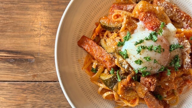 呉服町駅2番出口徒歩3分『博多のロジウラ洋食店 Libre』テニスボールほどに丸められたハンバーグはしっとりとしたした舌ざわりがおいしいものでありました : 白髪おやじのおひとりさまランチ