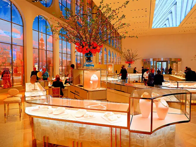 ティファニー本店、初の全面改修終え営業再開 ニューヨーク五番街 : 読売新聞