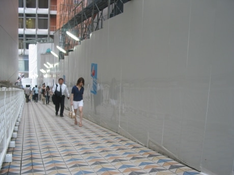 「新宿ミロード」新宿西口再開発に伴い閉館、”掘り出しもの”やお宝商品が揃う閉店セール - ファッションプレス