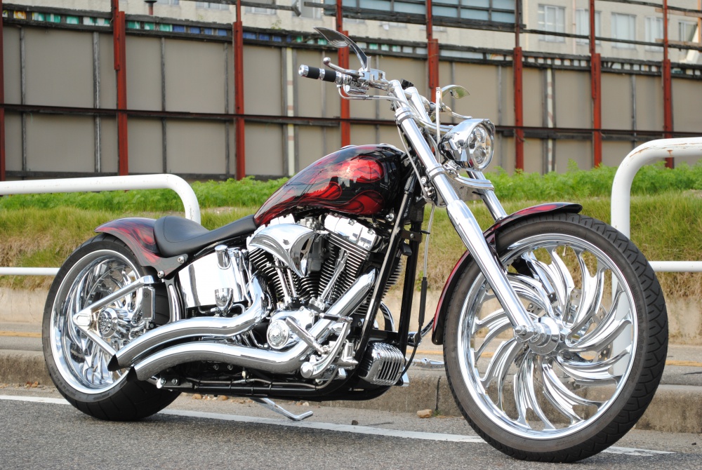 強烈な加速を体感! 110ps超えファットボーイ114カスタム試乗インプレ フォレストウイング │WEBヤングマシン新車バイクニュース