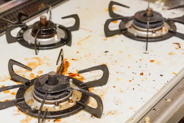 こびりついた汚れは意外なアイテムで解決！ガスコンロをピカピカにする方法サンキュ